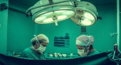 Ιδιώτες γιατροί για απογευματινά χειρουργεία έναντι αμοιβής: Πρόκειται για διαχωρισμό πλούσιων και φτωχών