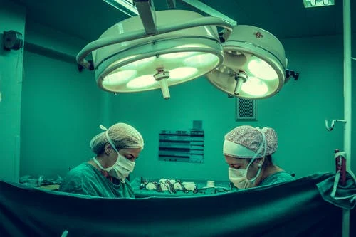 Ιδιώτες γιατροί για απογευματινά χειρουργεία έναντι αμοιβής: Πρόκειται για διαχωρισμό πλούσιων και φτωχών