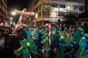 Χριστούγεννα-Πρωτοχρονιά στη Λάρισα: Η Εορταστική Παρέλαση έρχεται ξανά να ζωντανέψει την πόλη 5 251103 eortastiki parelasi kalesma 1