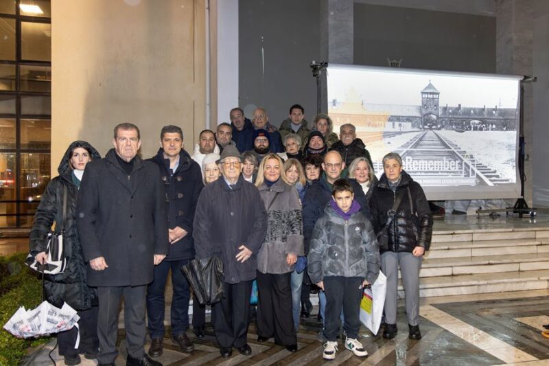Συμμετοχή Δήμου Λαρισαίων στην παγκόσμια εκστρατεία #WeRemember για τη Διεθνή Ημέρα Μνήμης του Ολοκαυτώματος - Φωταγωγήθηκε το Δημοτικό Ωδείο Λάρισας 4 260127 we remember 2026