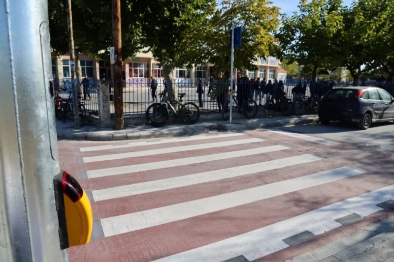 Νέα εποχή για την ασφαλή μετακίνηση των πεζών – «Έξυπνες» διαβάσεις σε 25 σημεία-κλειδιά γύρω από σχολικά συγκροτήματα της πόλης 4 exypnes diavaseis 7o gumnasio 13o lykeio 4o epal 2